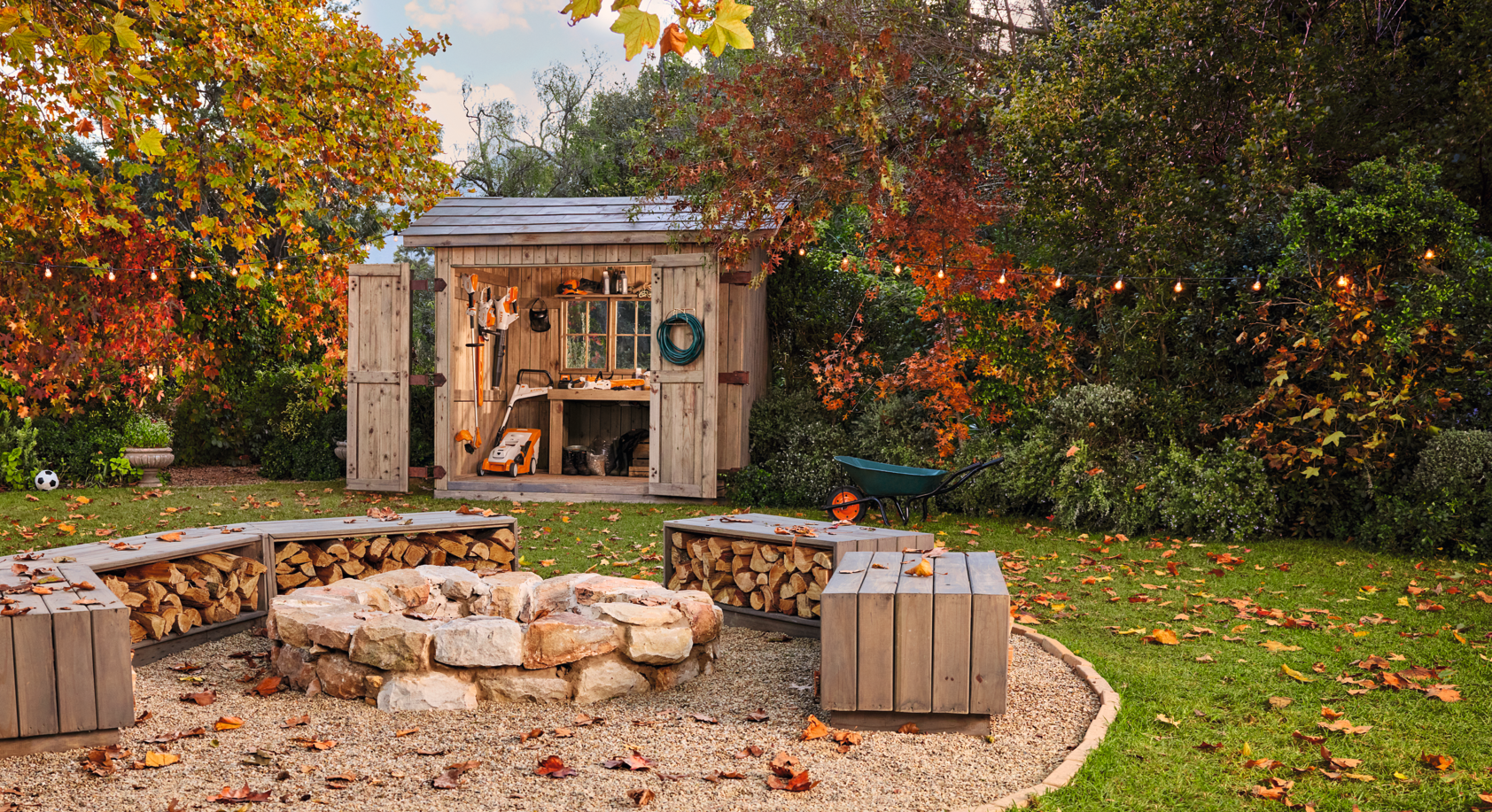 STIHL Akku Range in einem Schuppen in einem herbstlichen Garten